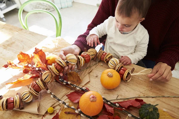 母と娘の秋の装飾を作る — ストック写真