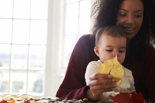 Madre e figlia fare autunno decorazione — Foto Stock