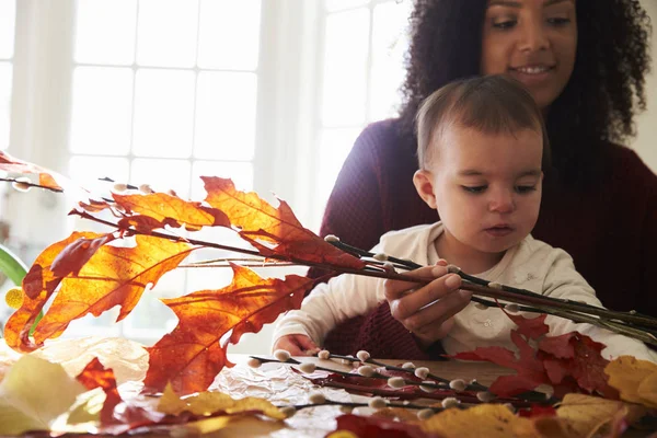 Mãe e filha fazendo decoração de outono — Fotografia de Stock