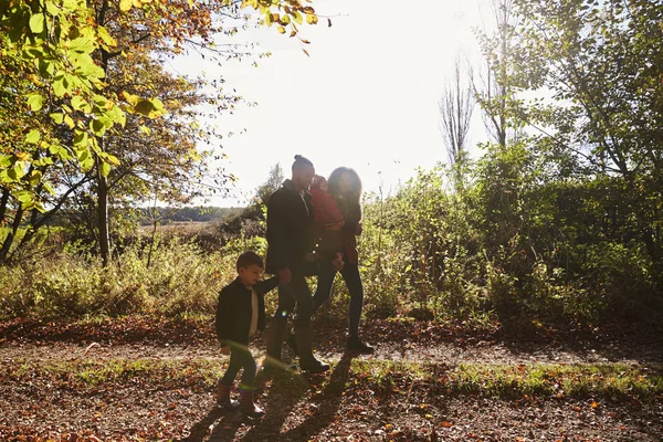 Familie op herfstwandeling — Stockfoto