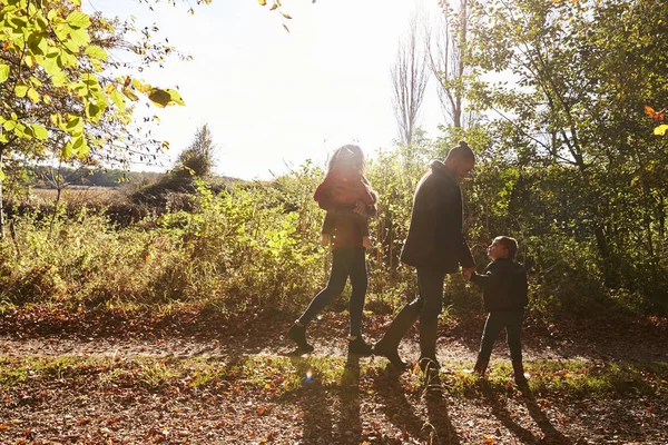 Familjen på hösten promenad — Stockfoto