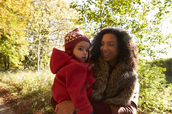 Ung flicka promenad med mamma — Stockfoto