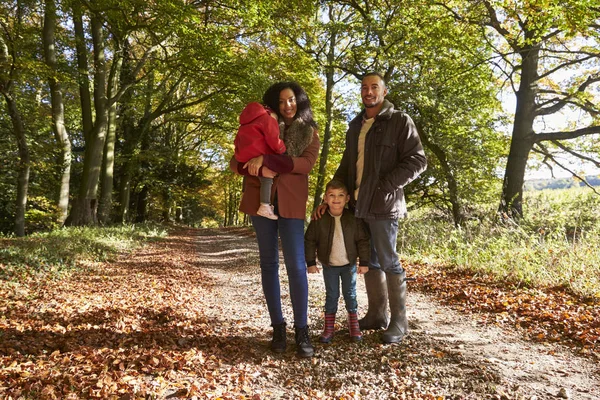 Familjen på hösten promenad — Stockfoto