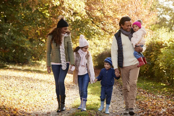 秋の散歩を楽しむ家族 — ストック写真