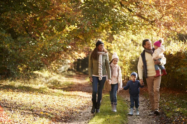 Familjen njuter av hösten promenad — Stockfoto
