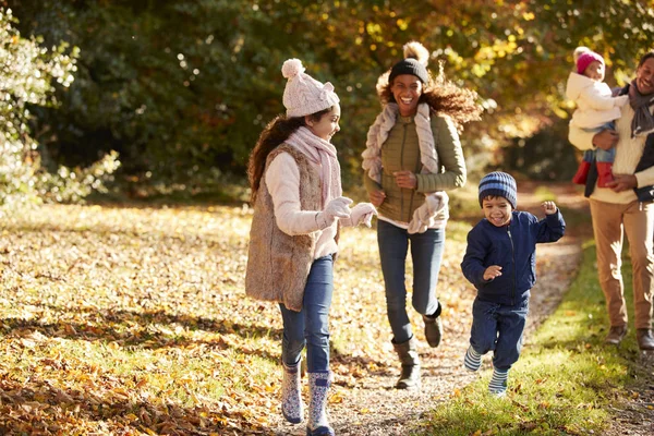 Family Running Along Path — Stock Photo, Image