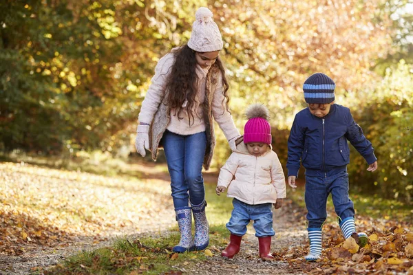 Tre barn njuter av hösten landsbygden — Stockfoto