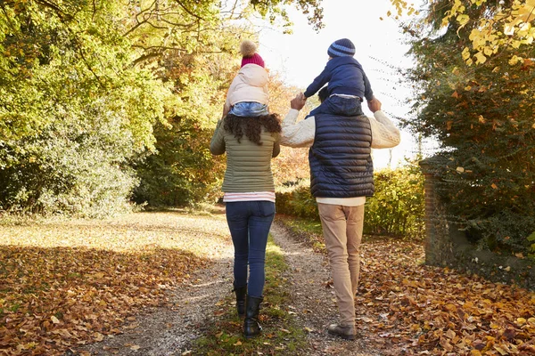 Genitori che trasportano bambini sulle spalle — Foto Stock