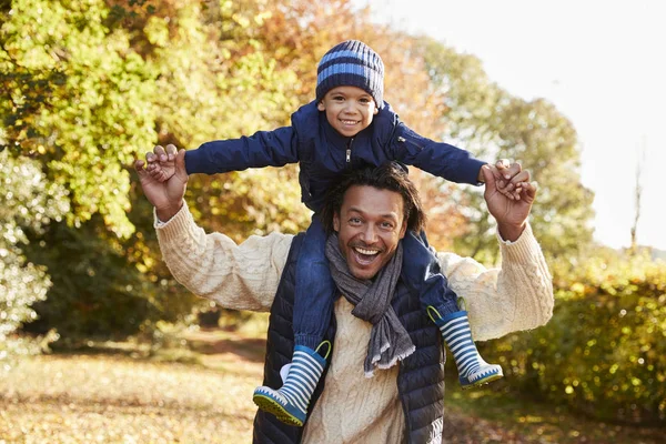 Father Carrying Son On Shoulders — Stock Photo, Image