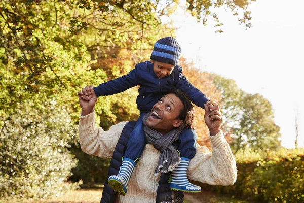 Vater trägt Sohn auf Schultern — Stockfoto