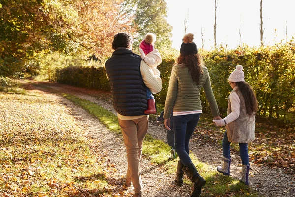 Familjen njuter av hösten promenad — Stockfoto