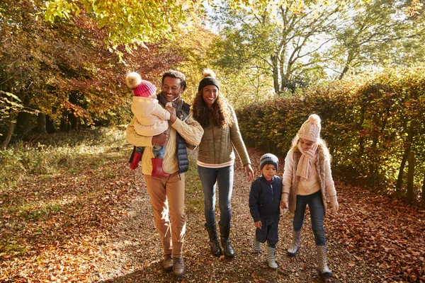 Familjen njuter av hösten promenad — Stockfoto