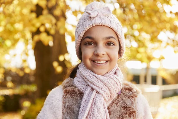 在秋天穿的帽子和围巾的女孩 — 图库照片