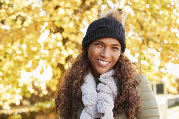 Lächelnde Frau mit Schal — Stockfoto