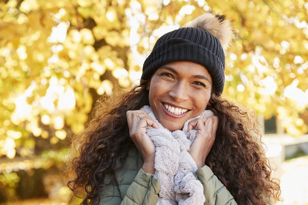 Leende kvinna bär scarf — Stockfoto