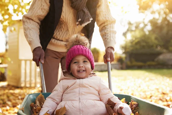 Pai dá passeio de filha no carrinho de mão — Fotografia de Stock