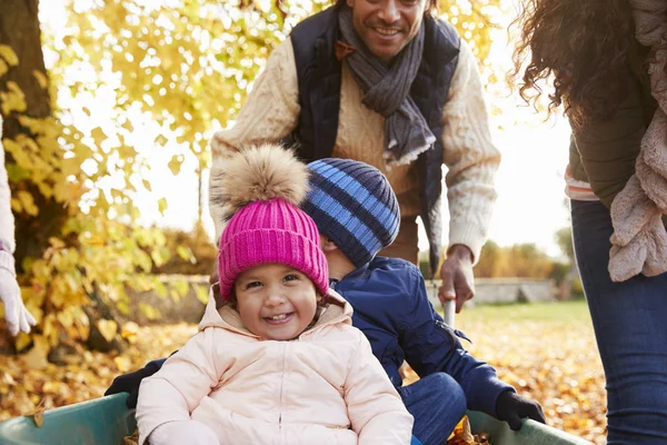 Vader en kinderen In herfst tuin — Stockfoto