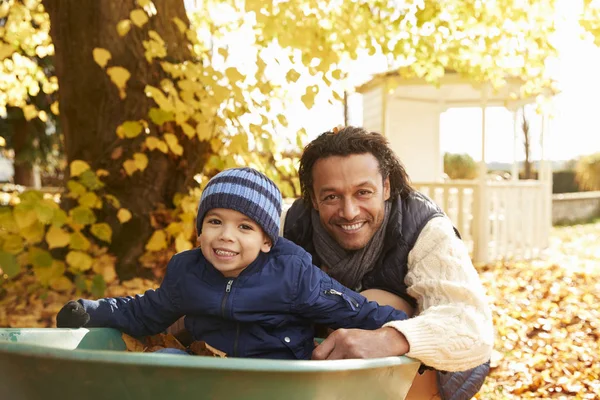 Vader en zoon In de tuin van de herfst — Stockfoto