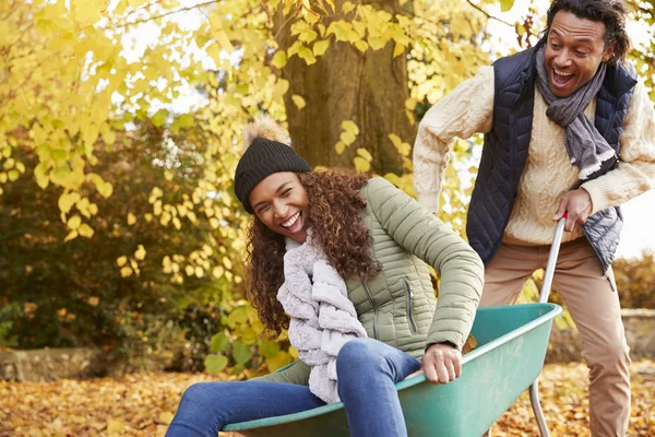 Uomo e donna nel giardino autunnale — Foto Stock