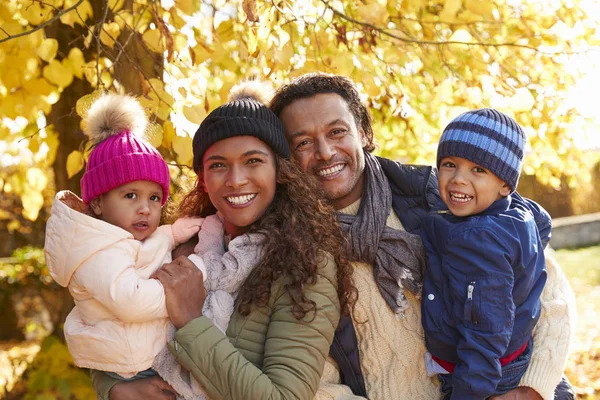 Familie in herbstlicher Landschaft — Stockfoto