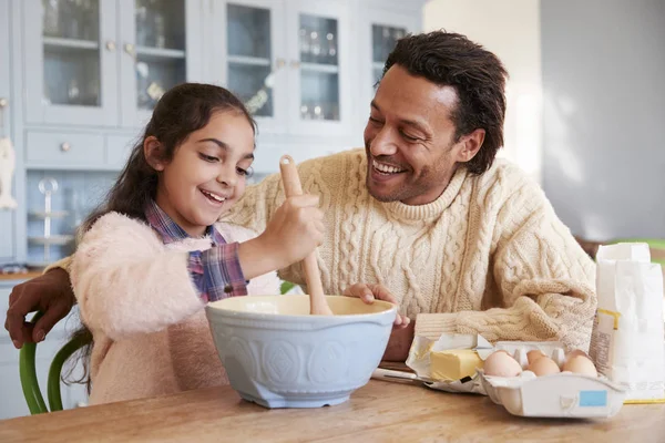 Vater und Tochter backen Plätzchen — Stockfoto