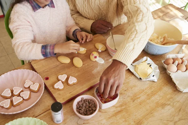 Far och dotter dekorera Cookies — Stockfoto