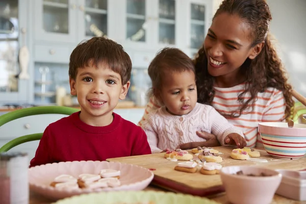 Mor och barn dekorera Cookies — Stockfoto