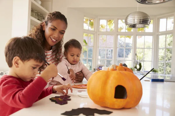 Mãe e crianças fazendo decorações de Halloween — Fotografia de Stock