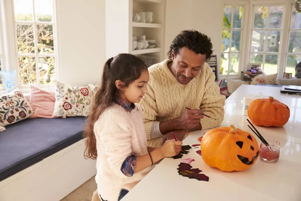 Otec a dcera dělat Halloween dekorace — Stock fotografie