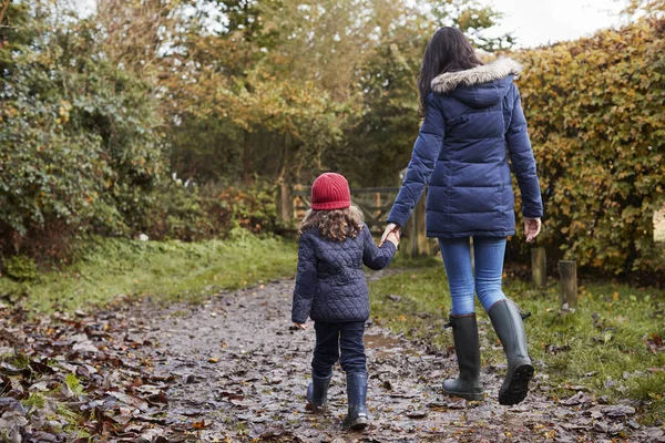 Madre e hija cogidas de la mano — Foto de Stock