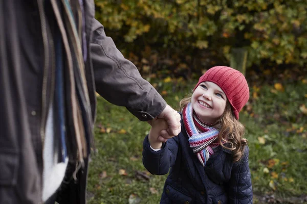 Abuelo y nieta disfrutando de la caminata de otoño —  Fotos de Stock