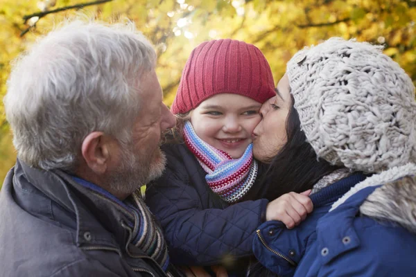 Mamma e nonno coccole ragazza — Foto Stock