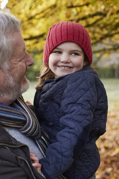 Grootvader knuffelen kleindochter — Stockfoto