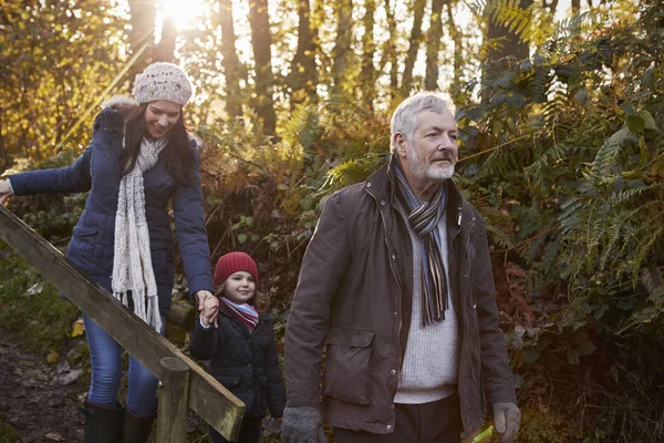 Famille jouissant d'une promenade à l'automne — Photo