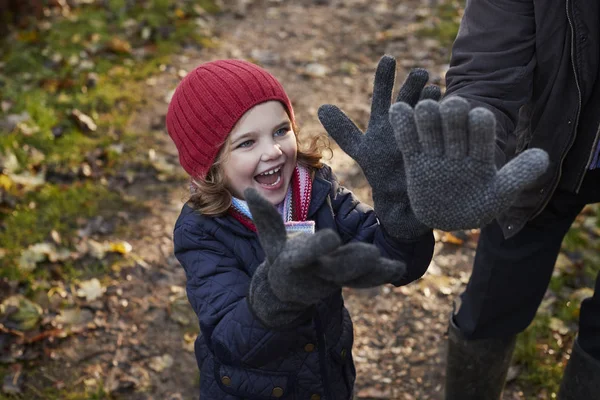 Petite-fille portant des gants de grands-pères — Photo