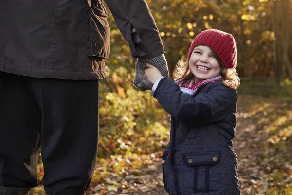 Abuelo y nieta disfrutando de la caminata de otoño —  Fotos de Stock