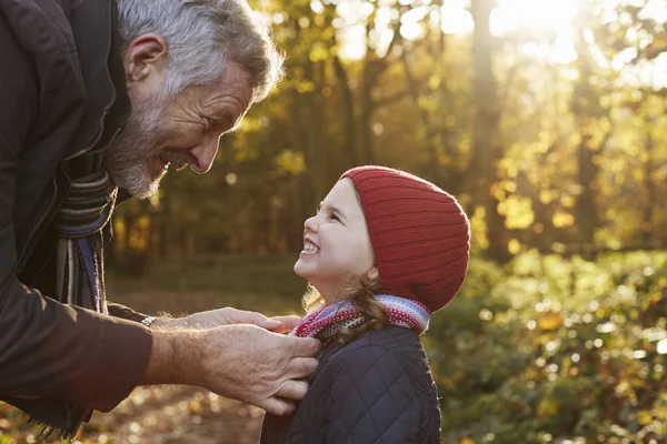 Nonno legare nipote sciarpa — Foto Stock