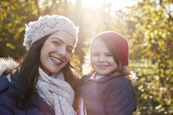 Madre coccole figlia — Foto Stock