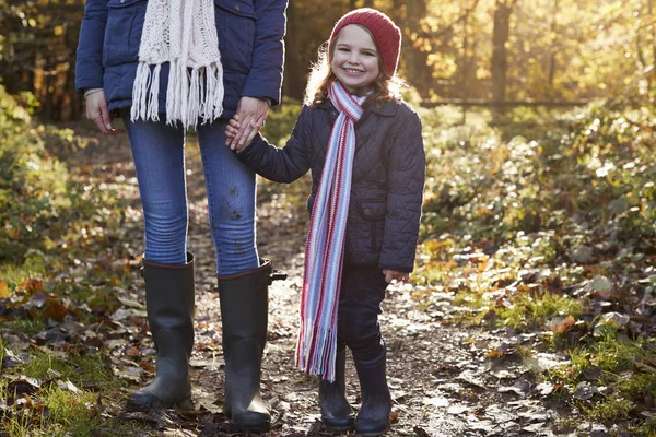 Mor och dotter i höst promenad — Stockfoto