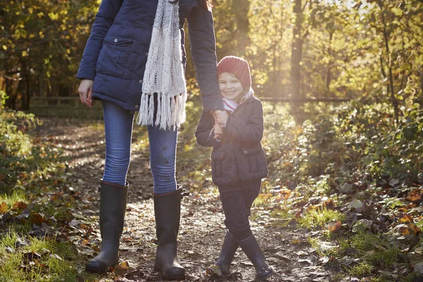 Mère et fille en marche d'automne — Photo