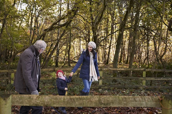 Familie genieten van lopen — Stockfoto