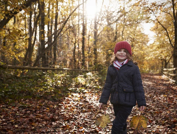 Flicka vandrar genom hösten landsbygden — Stockfoto