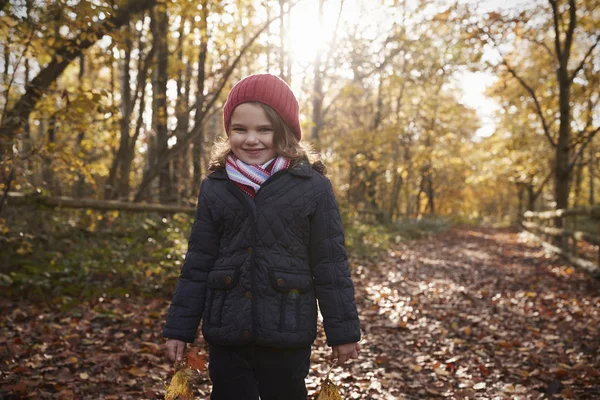 Κορίτσι περπατώντας μέσα από την ύπαιθρο του φθινοπώρου — Φωτογραφία Αρχείου