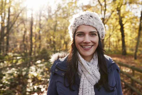 Attraktive Frau auf dem Land im Herbst — Stockfoto