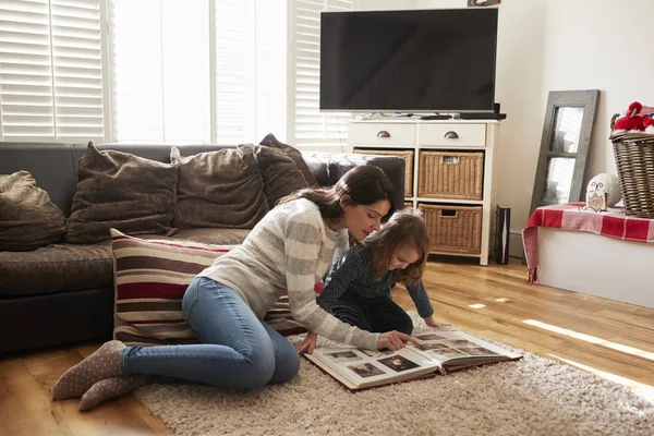 Mor och dotter söker fotoalbum — Stockfoto