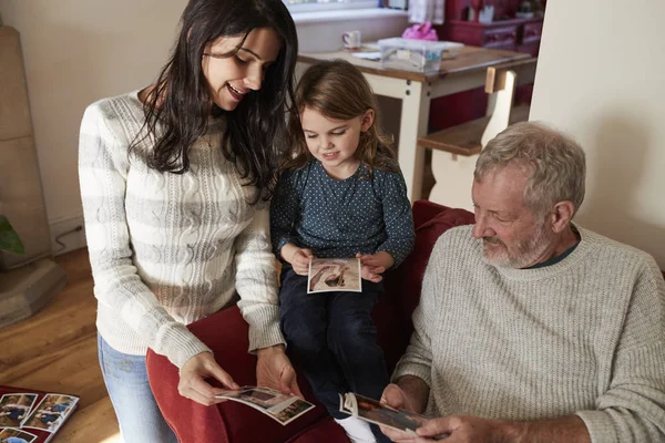 Familie zu Hause beim Betrachten von Fotos — Stockfoto