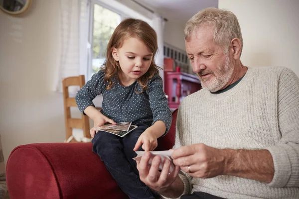 Nonno e nipote a casa — Foto Stock