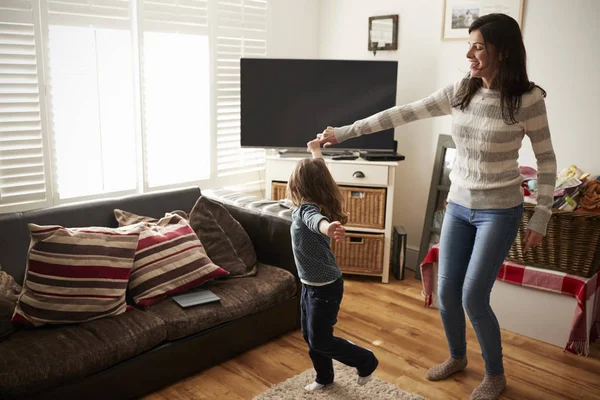 Hija bailando con madre — Foto de Stock