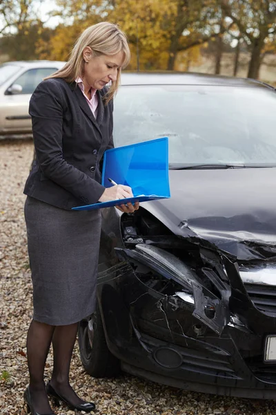 Kvinnliga förlust justeraren skriva rapport — Stockfoto