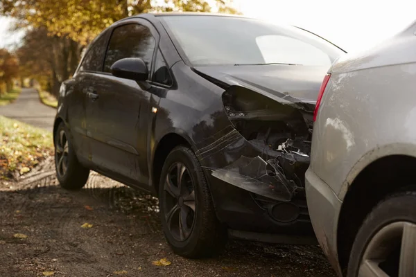 Carros danificados após acidente rodoviário — Fotografia de Stock